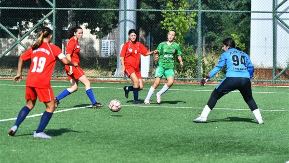 U13-U15 Kız Futbol Ligi'nde ilk düdük çaldı