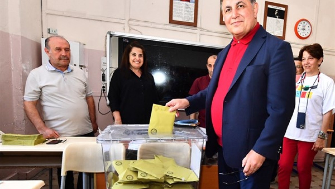Başkan Tugay, İzmir Tabip Odası seçimlerinde oy kullandı