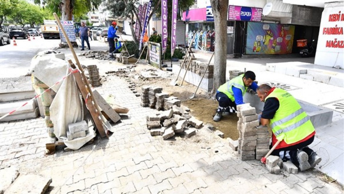İzmir'de kaldırımlar yenileniyor