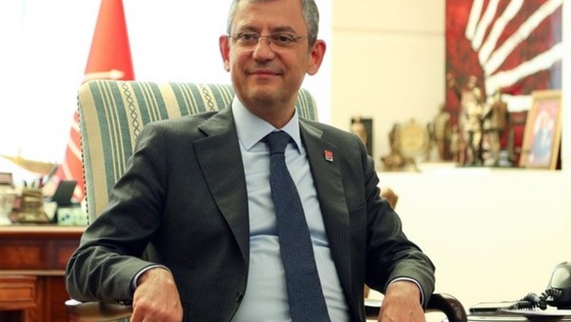 CHP Genel Başkanı Özel, Manisa İl Başkanlığında partililerle buluştu