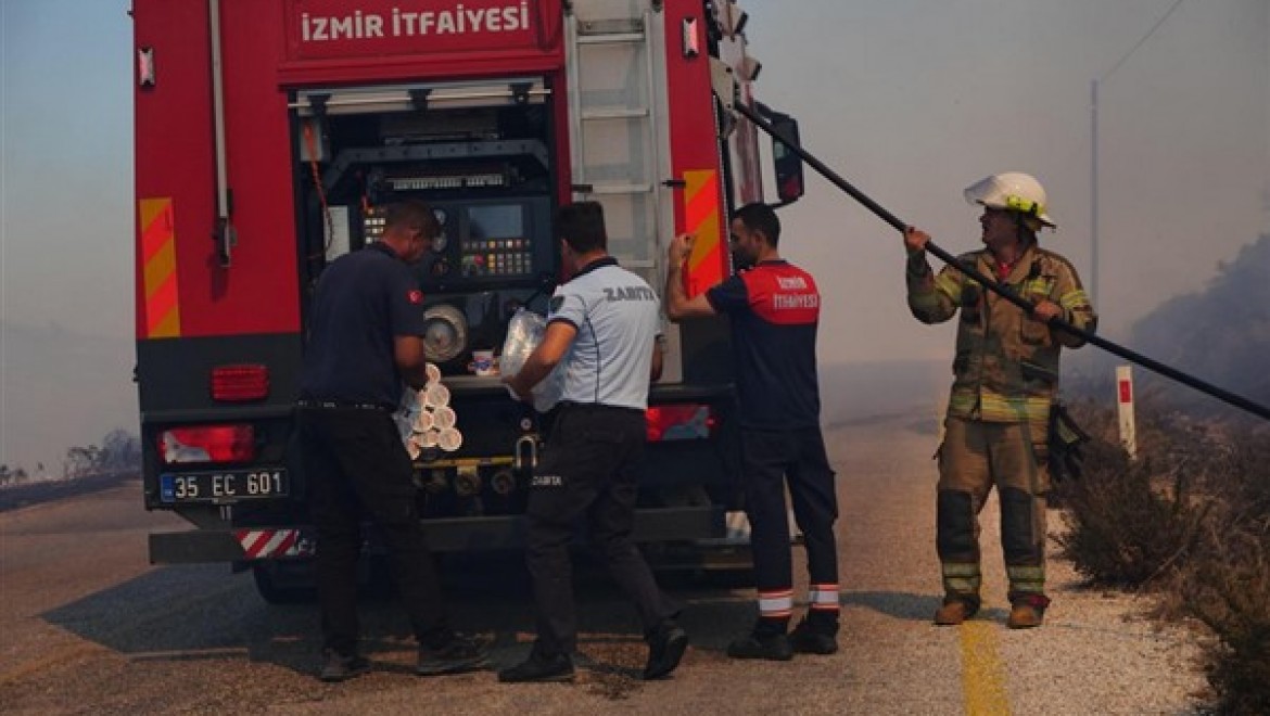 İzmir İtfaiyesi yangınlar için çalışmalarını sürdürdü