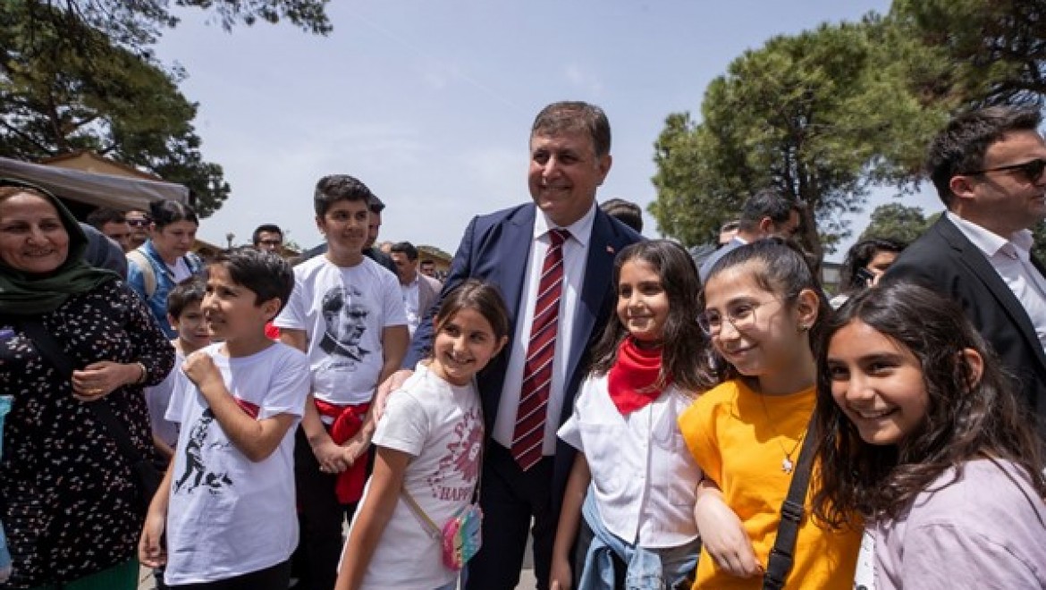 Başkan Tugay Kültürpark'ta çocuklarla bir araya geldi