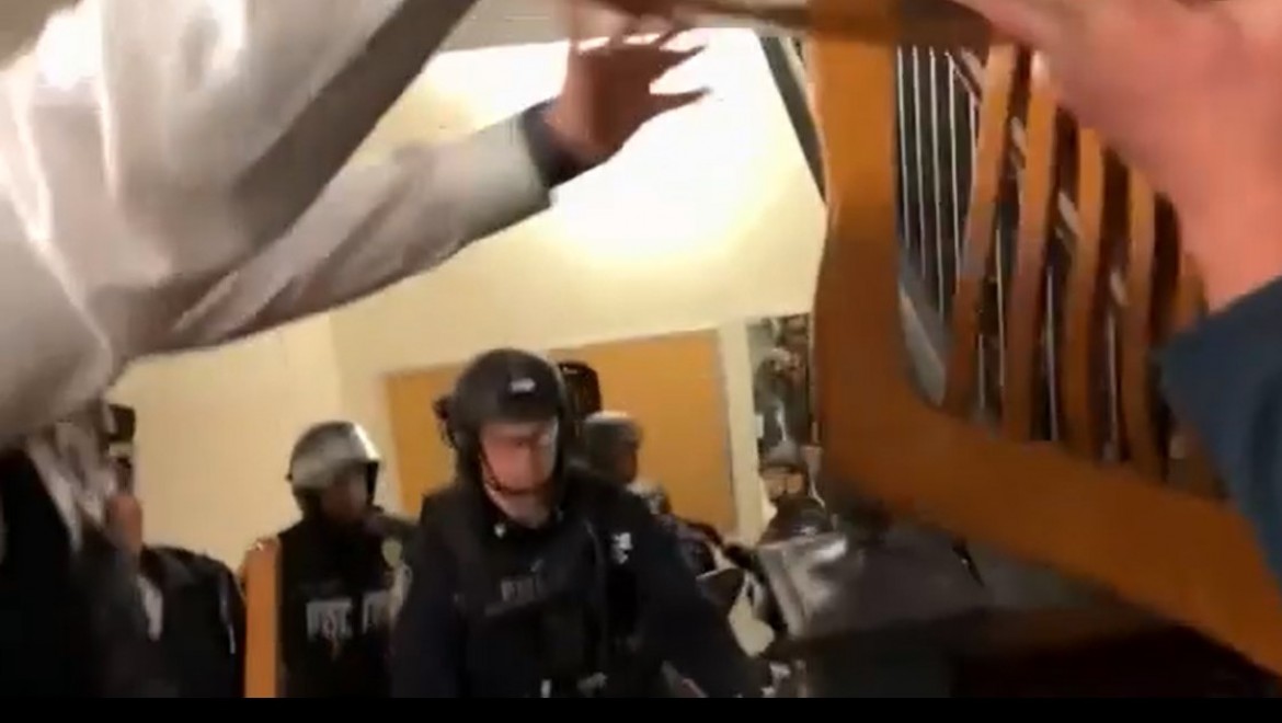 New York polisi onlarca öğrenciyi tutukladı