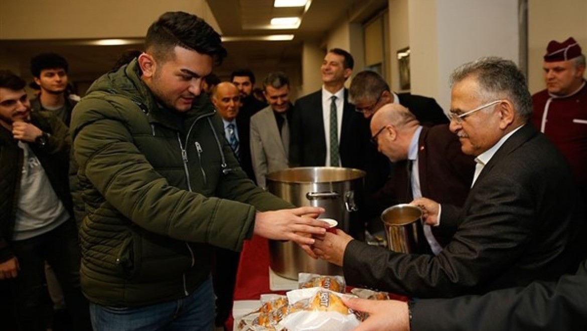 Kayseri Büyükşehir'den gençlere 10 milyon porsiyon çorba ikramı