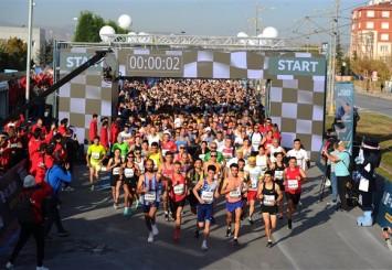 Altay, sporseverleri Uluslararası Konya Yarı Maratonu'na kayıt yaptırmaya davet etti
