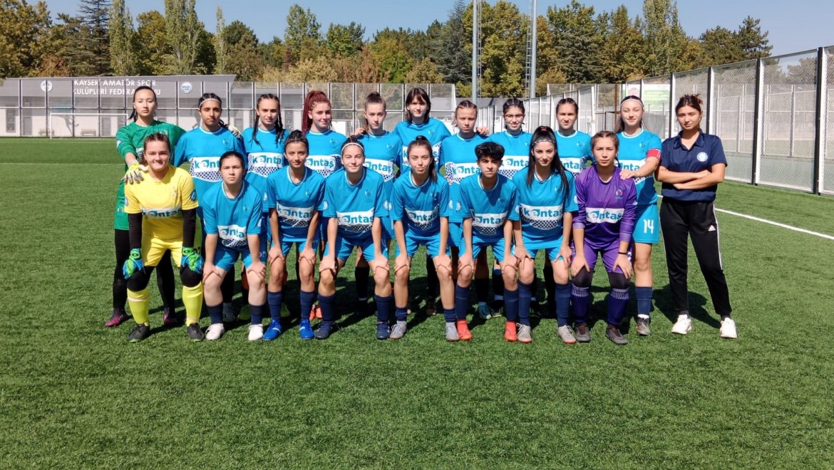 EBB Kadın Futbol Takımı, Karşıyaka Koleji Spor Kulübünü 14-0 mağlup etti