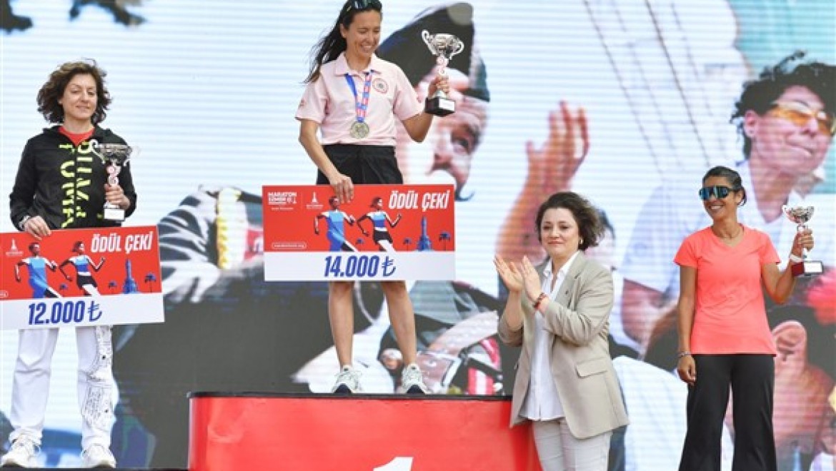 Maraton İzmir Avek'te ödüller dağıtıldı