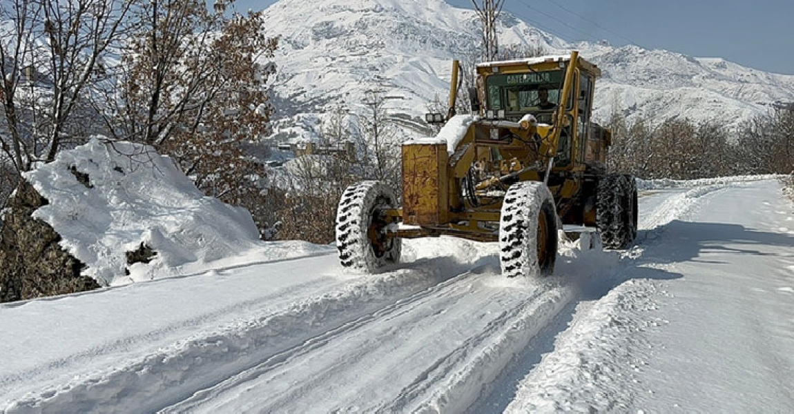Hakkari'de kardan kapanan 43 yerleşim biriminin yolu açıldı