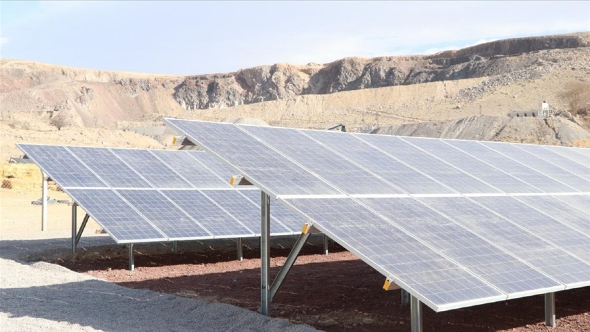 Niğde'de Bor Belediyesince kurulan güneş enerjisi santrali elektrik üretimine başladı