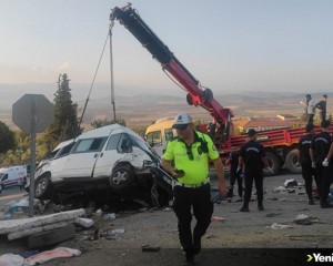 Gaziantep'te seyir halindeki kamyon trafik ışığındaki 3 araca çarptı