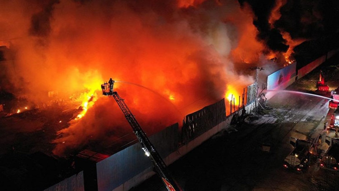 Manisa'da fabrikada çıkan yangın, 16 saattir sürüyor