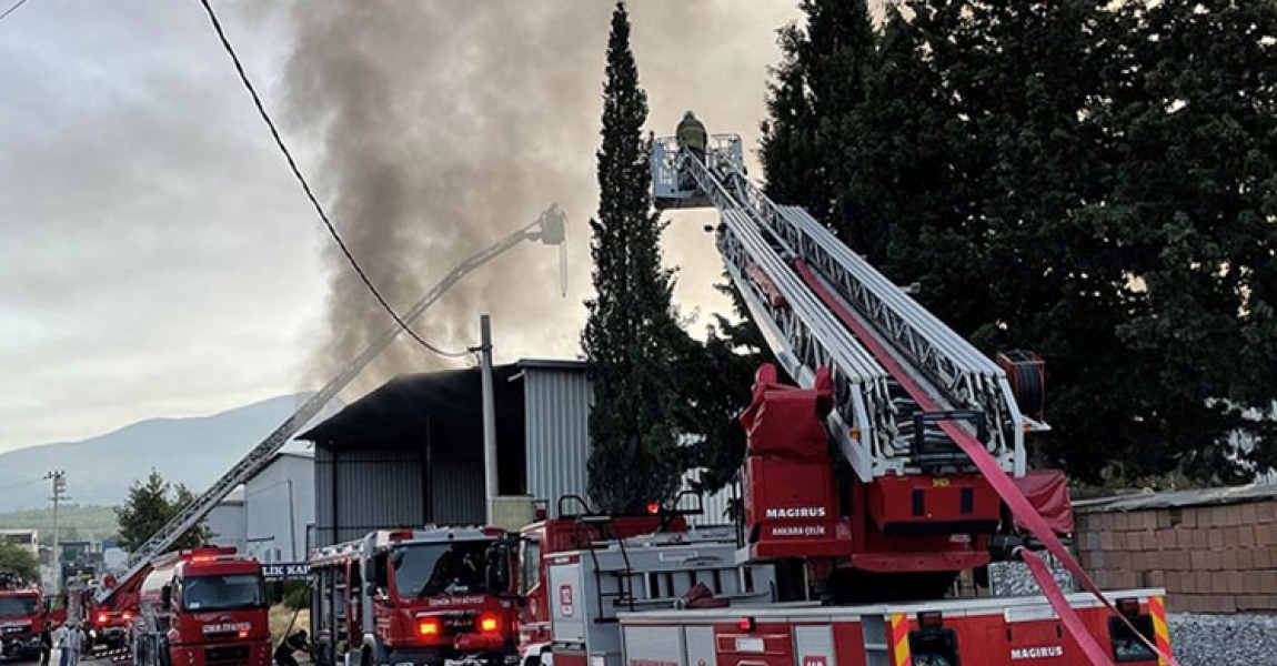 İzmir'deki fabrika yangını kontrol altına alındı