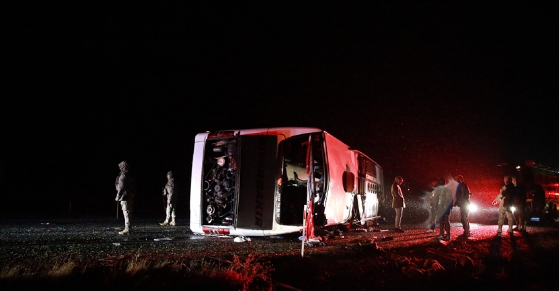 Diyarbakır'da yolcu otobüsü devrildi: 5 ölü
