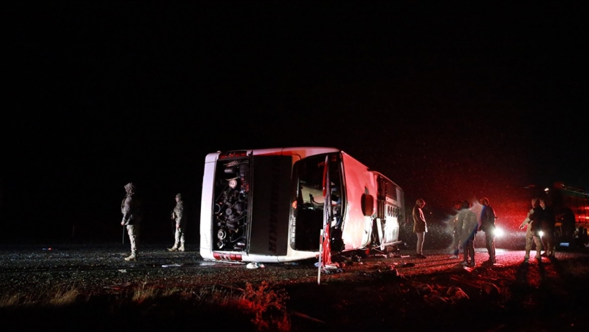 Diyarbakır'da yolcu otobüsü devrildi: 5 ölü