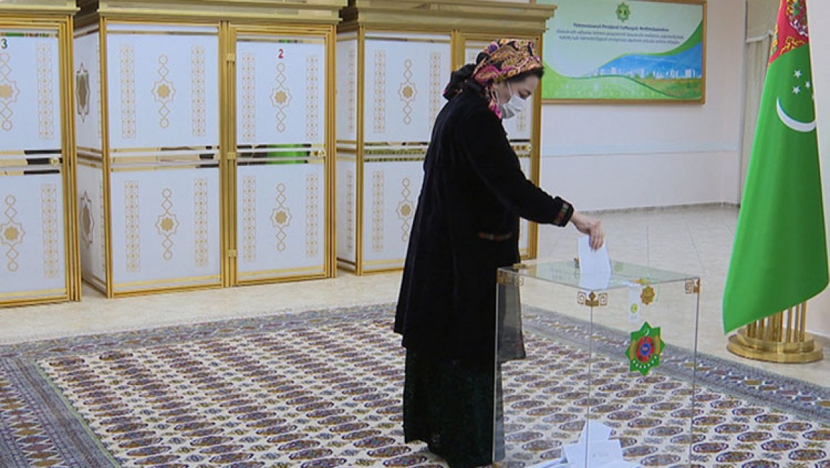 Türkmenistan'da halk pazar günü sandık başına gidiyor