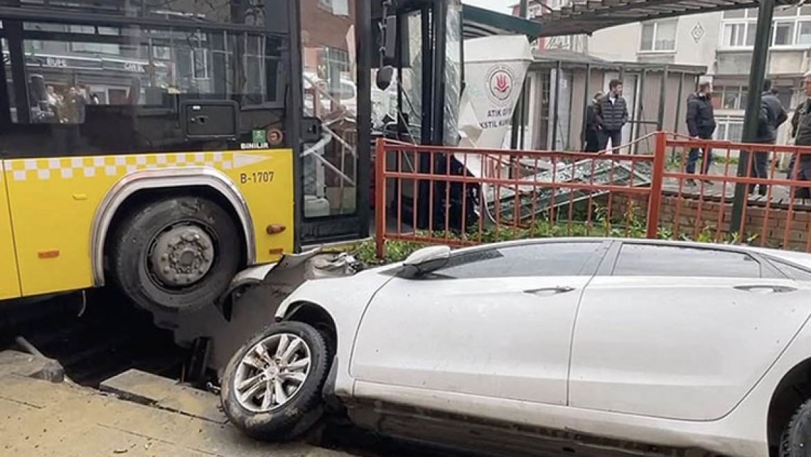 Kağıthane'de İETT otobüsü park halindeki otomobile çarptı