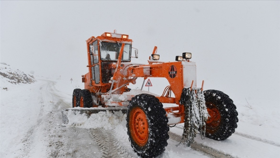 Tunceli'de kar ve tipi nedeniyle 58 köy yolu ulaşıma kapandı