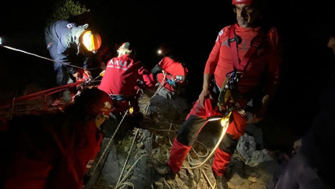 Mersin'de mağarada mahsur kalan 4 kişi kurtarıldı