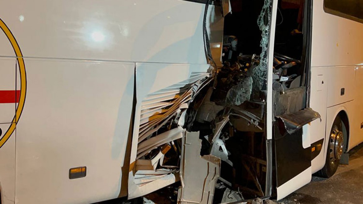 Antalya'da 2 otobüsün karıştığı kazada 2'si ağır 25 kişi yaralandı
