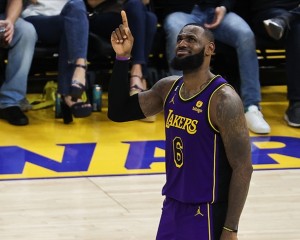 LeBron NBA rekorunu kırdı ama Lakers kaybetti