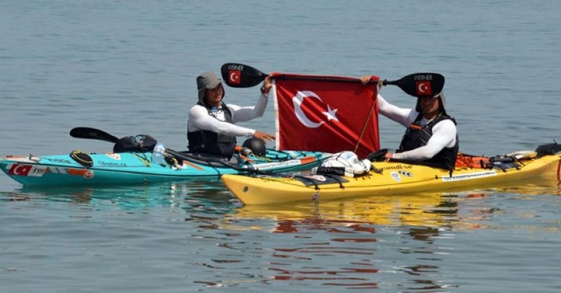 'Milli Mücadele Yolu'nu kanoyla geçen sporcular Sakarya'da mola verdi