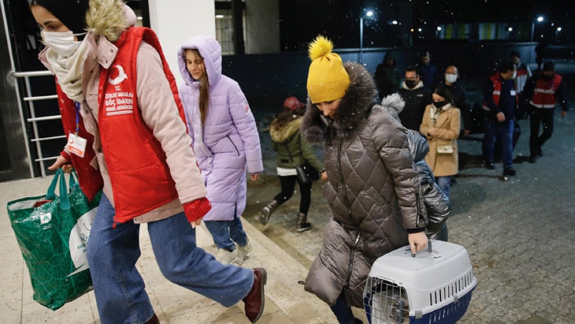 Ukrayna'dan tahliye edilen Kırım Türkleri Eskişehir'e geldi