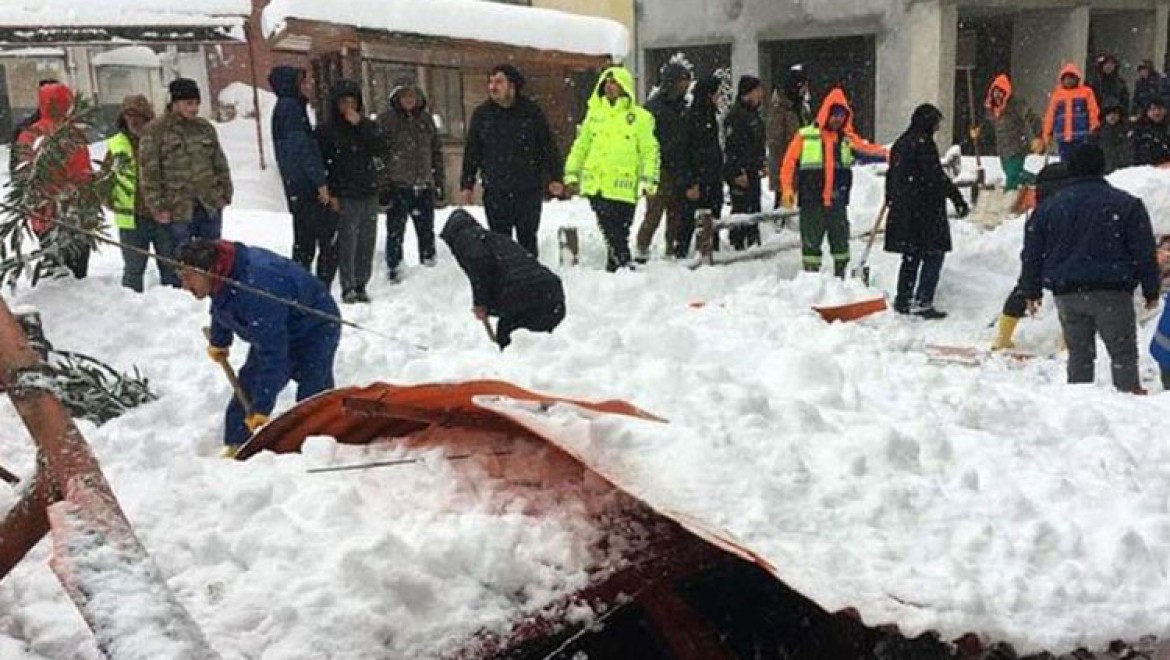 Arhavi'de kar nedeniyle pazar yerinin çatısı çöktü