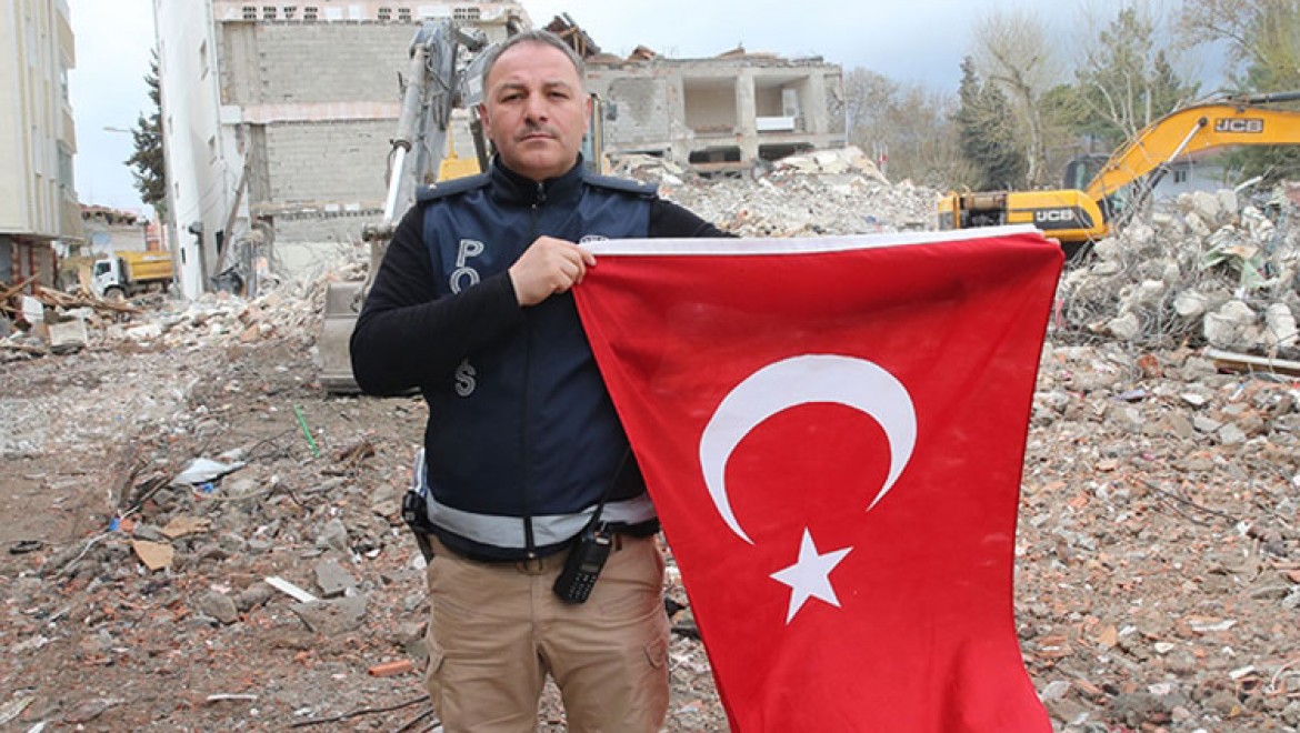 Polisin depremde yıkılan binanın enkazından Türk bayrağını çıkarma anı kamerada
