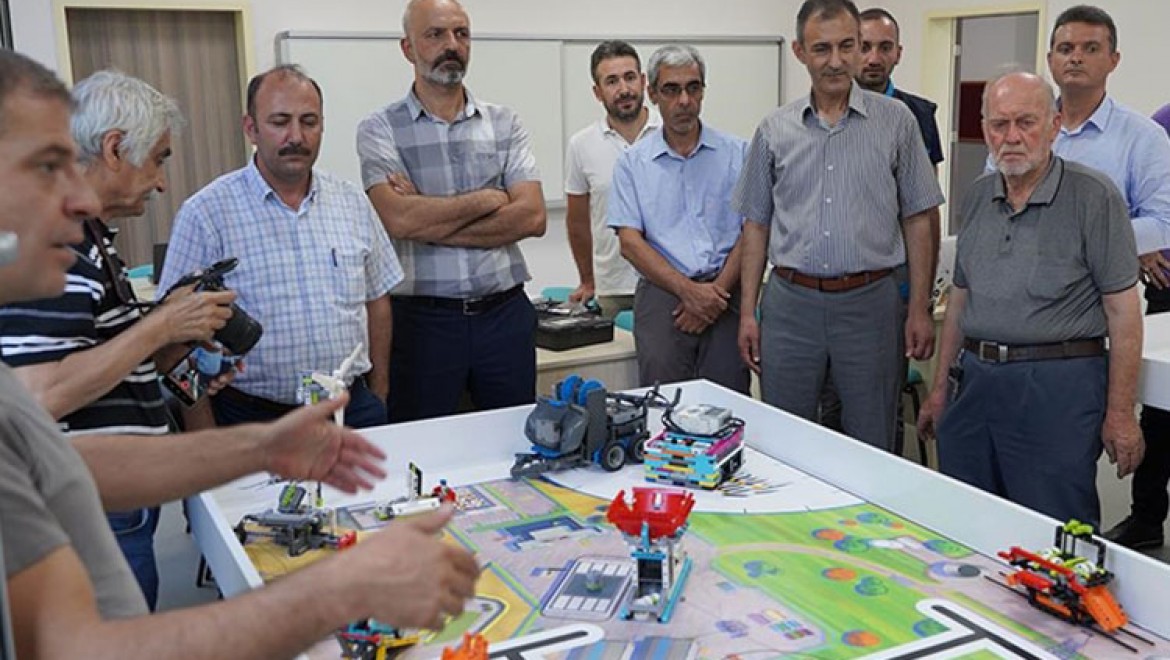 Kahramanmaraş'ta afetzede öğrenciler için robotik kodlama atölyesi açıldı