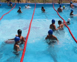 Siirtli çocuklar portatif havuzda hem eğlenecek hem yüzecek