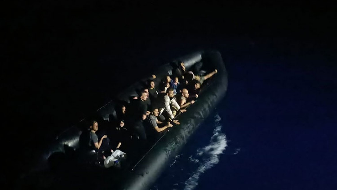 İzmir açıklarında geri itilen 44 düzensiz göçmen kurtarıldı