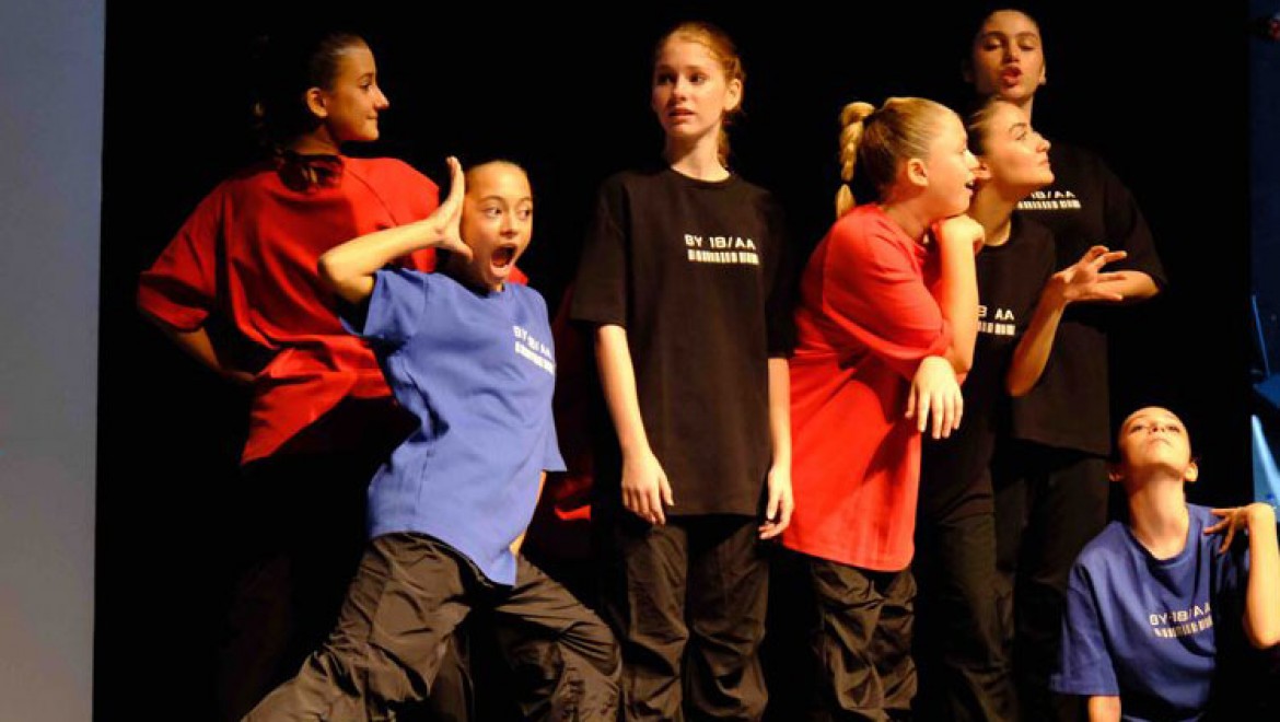 Gençlik Müzikali 'DOLAP', deprem bölgesindeki gençlerin yoğun ilgisiyle karışılandı