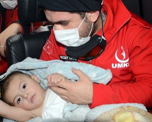 Bitlis'te üzerine kaynar su dökülen Umut bebek 5 saatlik çalışmayla hastaneye ulaştırıldı