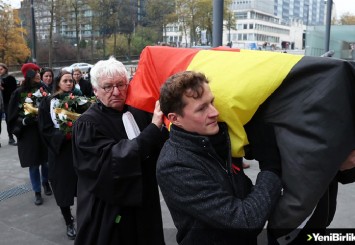 Belçika'da avukatlardan mültecileri sokağa terk ederek "hukuku öldüren" devlete "cenaze töreni"