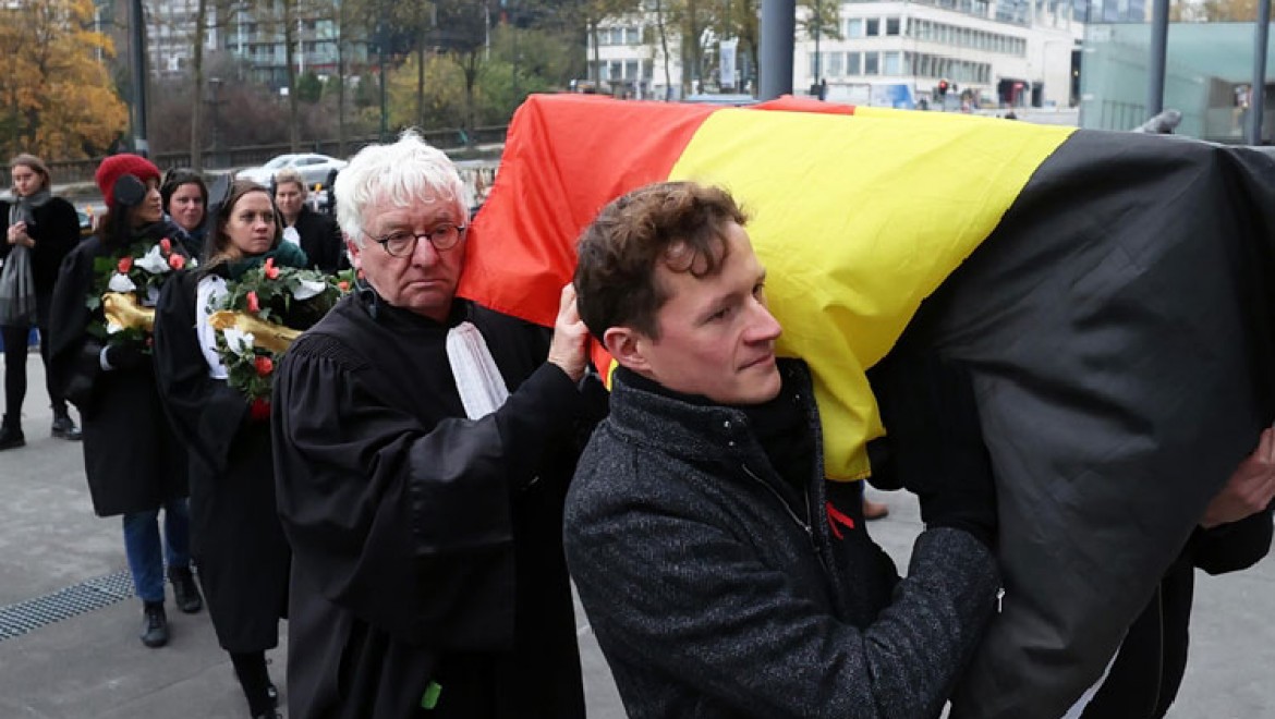 Belçika'da avukatlardan mültecileri sokağa terk ederek "hukuku öldüren" devlete "cenaze töreni"