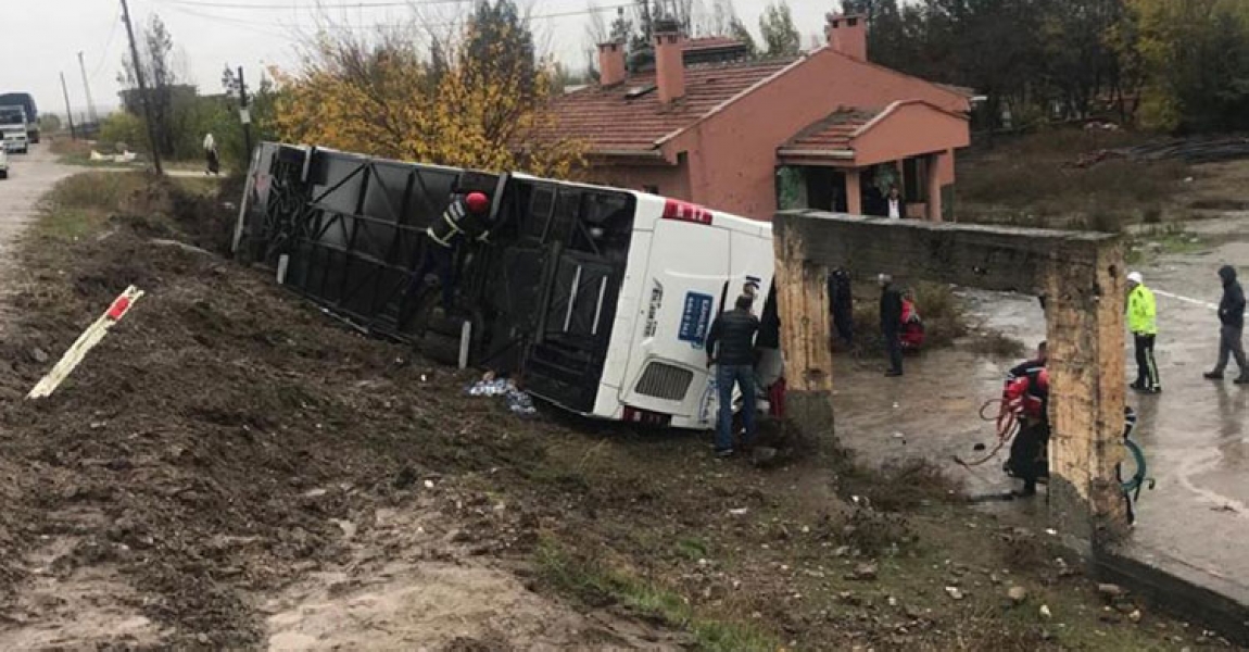 Diyarbakır'da şarampole devrilen yolcu otobüsündeki 33 kişi yaralandı