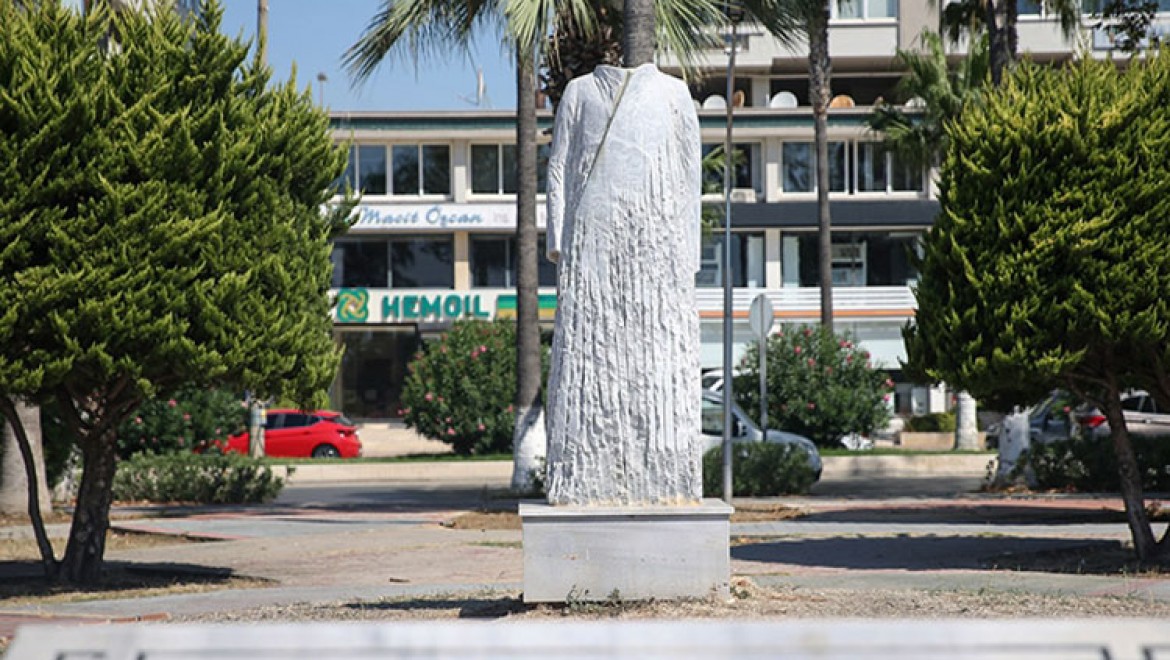Mersin sahilindeki kadın belediye başkanı heykelinin baş ve elleri kırıldı