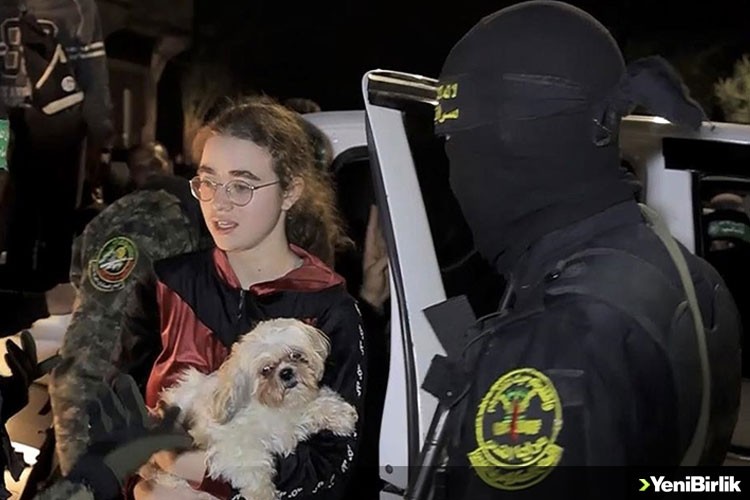 Hamas, Gazze Şeridi'ndeki İsrailli esir kızı, kucağında köpeğiyle serbest bıraktı