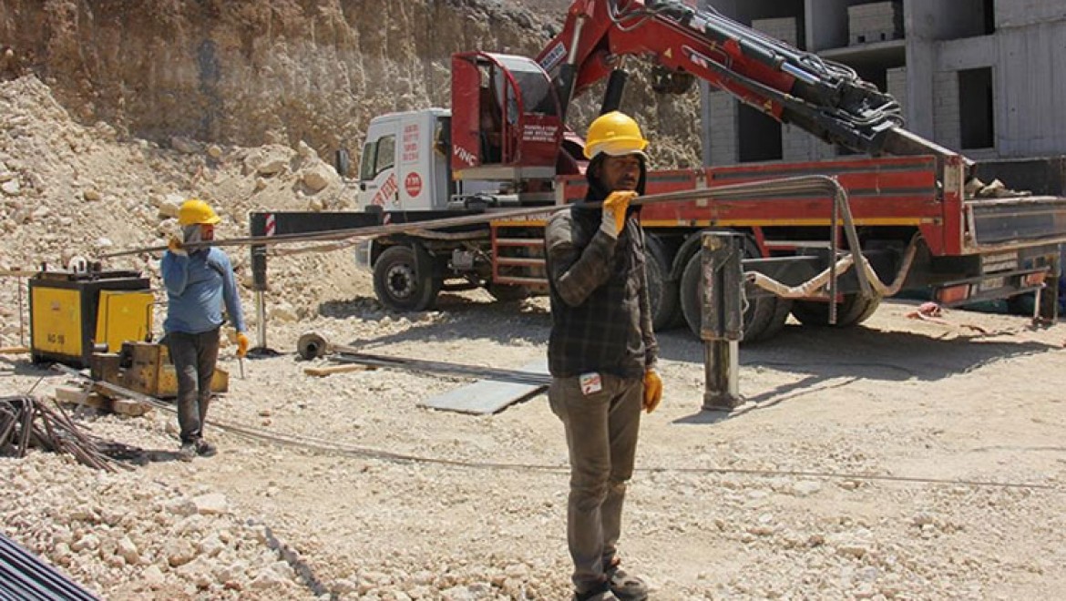 Depremzede inşaat ustaları Kilis'te afet konutlarının yapımında çalışıyor