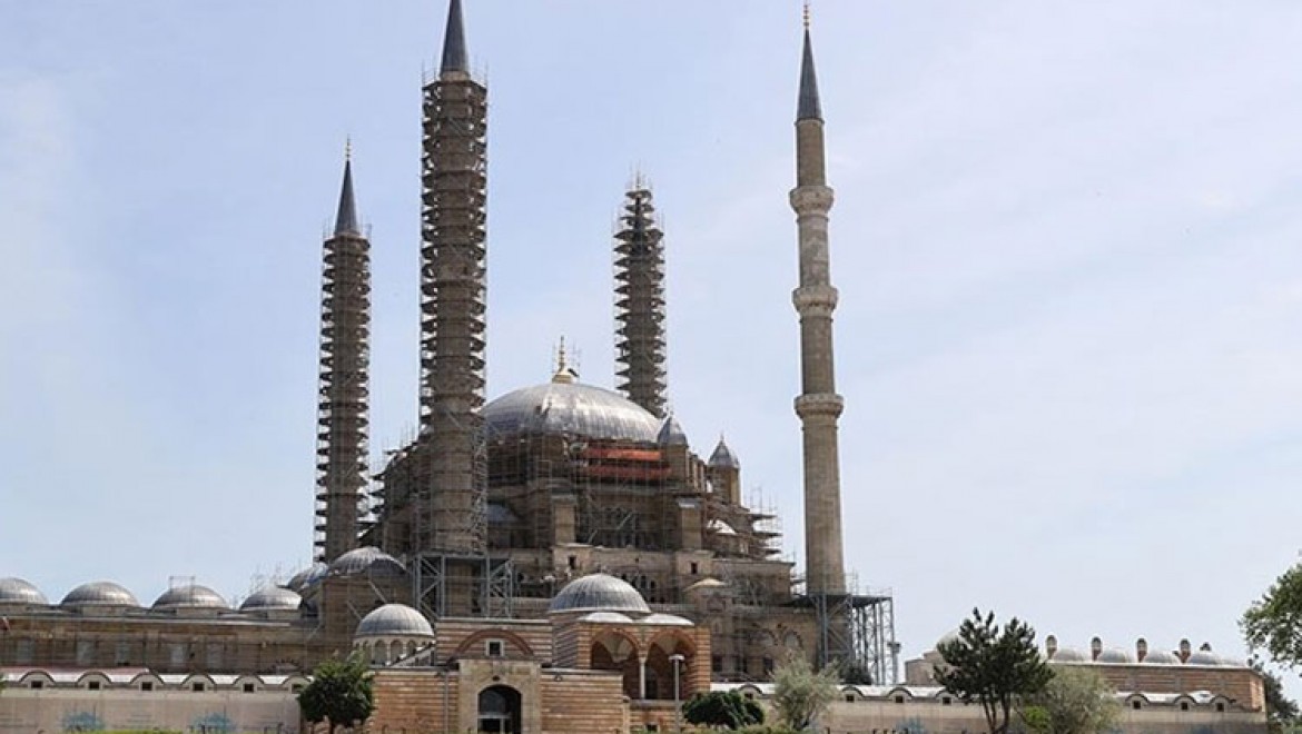 Restorasyondaki Selimiye Camisi'nin ana kubbe aleminin montajı tamamlandı