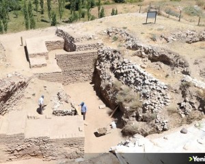 Niğde'de höyükteki kazıda Pers dönemine ait alçı surlar bulundu