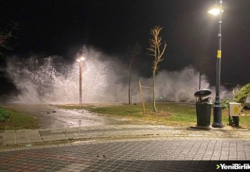 İstanbul'da fırtına hayatı olumsuz etkiliyor