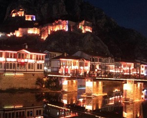 Amasya'da Yalıboyu Evleri ve Kral Kaya Mezarları turuncu renk ile aydınlatıldı