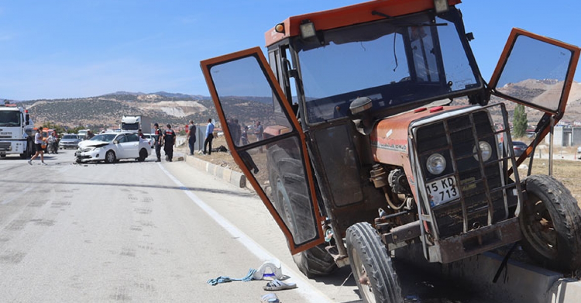 Burdur'da otomobilin traktörle çarpıştığı kazada 4 kişi yaralandı