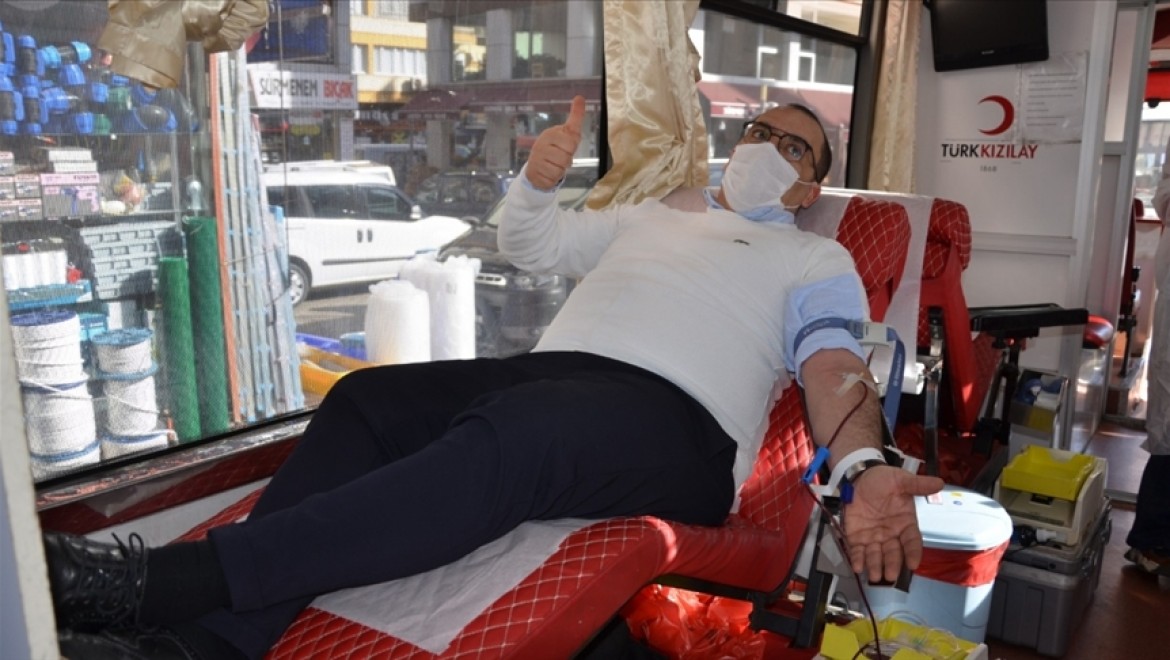 Trabzon'da kan bağışında bulunanlara Sürmene bıçağı hediye edildi