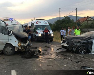 Amasya'da tarım işçilerini taşıyan minibüs ile otomobilin çarpıştığı kazada 20 kişi yaralandı