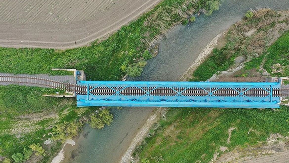 Kahramanmaraş'ta depremin etkisiyle kayan demir köprü görüntülendi