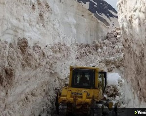 Hakkari'nin yüksek kesimlerinde karla mücadele çalışmaları mayısın son günlerinde de sürüyor