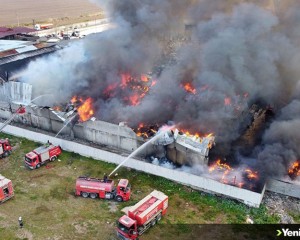 Osmaniye'de geri dönüşüm fabrikasında çıkan yangına müdahale ediliyor