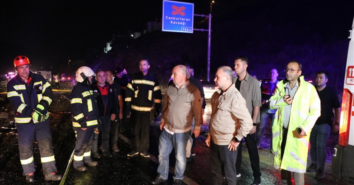 Denizli'de otobüs minibüs ve hafif ticari araca çarptı: 3 ölü